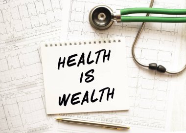 Kardiyogramlı stetoskop ve metinli not defteri sağlıklı. Sağlık hizmeti kavramı.