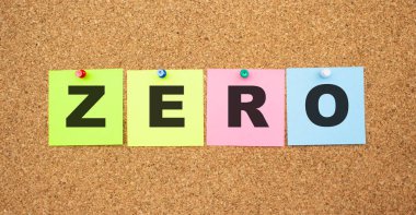 Tahtaya yapıştırılmış harflerle renklendirilmiş notlar. Sıfırıncı kelime. Çalışma alanı.