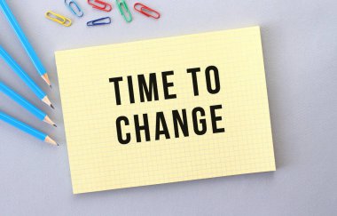 Metni gri arkaplanda kalem ve ataçların yanına not defteriyle değiştirme zamanı.