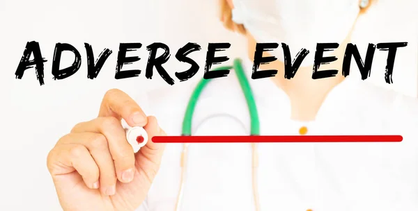 Doktor, ADVERSE etkinliğini bir kalemle yazıyor. Tıbbi konsept.
