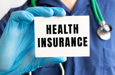 Doktor 'un elinde bir kart var. Sağlık Bakanlığı' na ait bir kart..