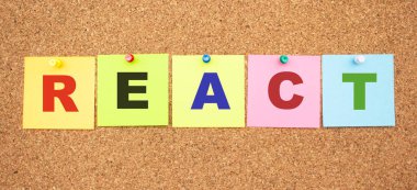 Tahtaya yapıştırılmış harflerle renklendirilmiş notlar. Kelime tepki veriyor. Çalışma alanı.