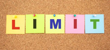 Tahtaya yapıştırılmış harflerle renklendirilmiş notlar. Kelime sınırı. Çalışma alanı.