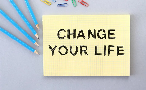 Veranderen Life Tekst Notebook Grijze Achtergrond Naast Potloden Paperclips Concept — Stockfoto