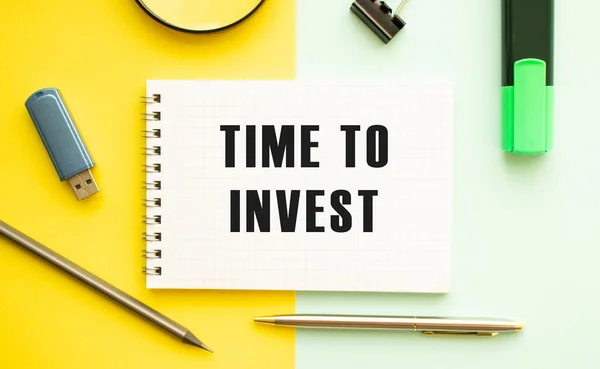 Jegyzetfüzet Szöveges Time Invest Irodai Asztalon Irodai Kellékek Sárga Színű — Stock Fotó