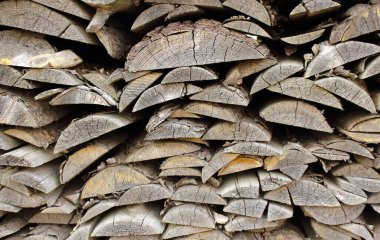 Eski gri tahtalar üst üste yığılmış. Kavram.