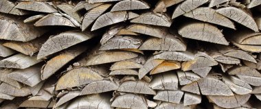 Eski gri tahtalar üst üste yığılmış. Kavram.