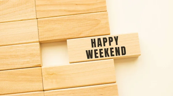 Happy Weekend Text Remsa Trä Som Ligger Ett Vitt Bord — Stockfoto