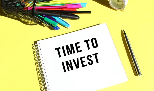 Notitieblok Met Tekst Tijd Naar Invest Met Briefpapier Gele Achtergrondkleur — Stockfoto