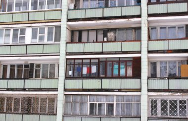 Çok katlı eski bir panelin ön cephesi. Kentleşme kavramı.