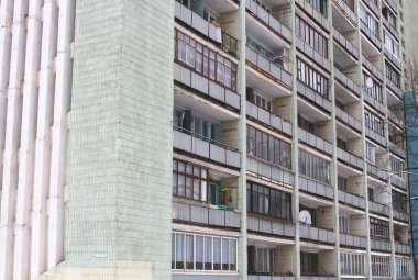 Çok katlı eski bir panelin ön cephesi. Kentleşme kavramı.