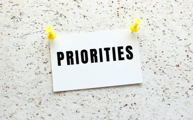 ÖZEL, beyaz desenli bir duvara düğmeli bir karta yazılır. Ofis hatırlatması. İş konsepti.