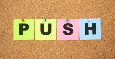 Tahtaya yapıştırılmış harflerle renklendirilmiş notlar. Sözcük İtme.