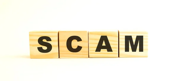 SCAM 이라는 단어입니다. 흰 배경에 글자들 이 고립된 나무로 만든 입방체. — 스톡 사진