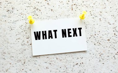 Beyaz desenli bir duvara iliştirilmiş, düğmeli bir karta ne yazılır? Ofis hatırlatması. İş konsepti.