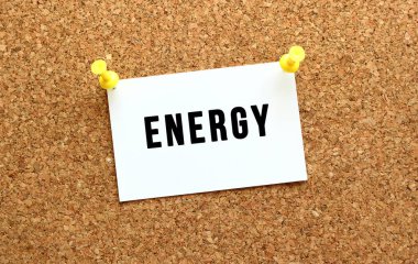 ENERGY, mantar panoya bir düğmeyle iliştirilmiş bir karta yazılır. Ofis kurulunda bir hatırlatma. İş konsepti.