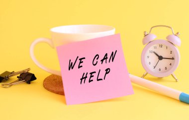 Üzerinde beyaz bardakta yardım edebileceğimiz pembe bir kağıt parçası. Saat, sarı arka planda bir kalem. Tasarım konsepti.