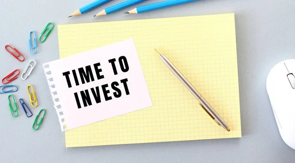 Tempo Para Investir Está Escrito Pedaço Papel Que Encontra Caderno — Fotografia de Stock