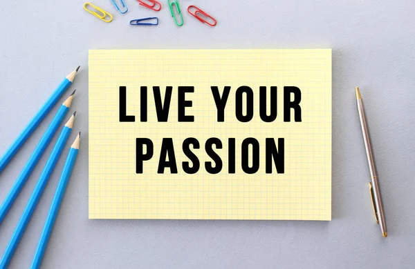 Live Ihren Passion Text Notizbuch Auf Grauem Hintergrund Neben Bleistiften — Stockfoto