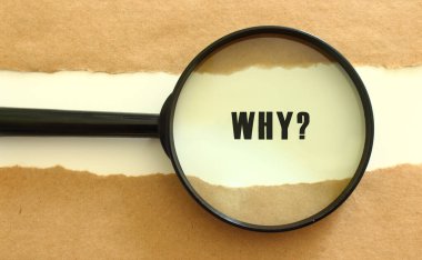 Büyüteç, yırtık kahverengi kağıdın arkasında neden mesaj olduğunu gösteriyor. İş konsepti