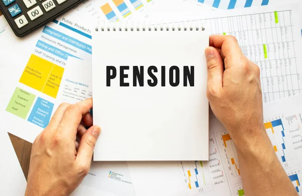 Επιχειρηματίας Κρατήστε Σημειωματάριο Pension Κείμενο Οικονομικά Διαγράμματα Στην Επιφάνεια Εργασίας — Φωτογραφία Αρχείου