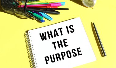 Mesajlı not: Kırtasiyeli PURPOS nedir? Sarı arkaplan rengi. İş konsepti.