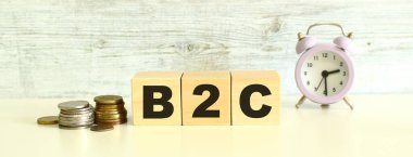 Bozuklukların yanındaki masada üç tahta küp ve harfler var. B2C kelimesi. Gri bir arka planda. Ön Görünüm Kavramları