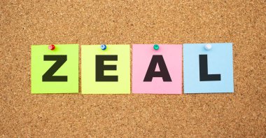 Tahtaya yapıştırılmış harflerle renklendirilmiş notlar. Kelime Zeal. Çalışma alanı.