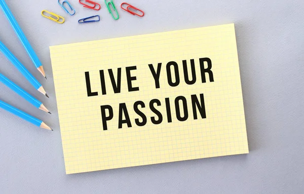 Live Ihren Passion Text Notizbuch Auf Grauem Hintergrund Neben Bleistiften — Stockfoto