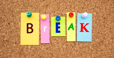 Tahtaya yapıştırılmış harflerle renklendirilmiş notlar. Sözün gelişi. Çalışma alanı.