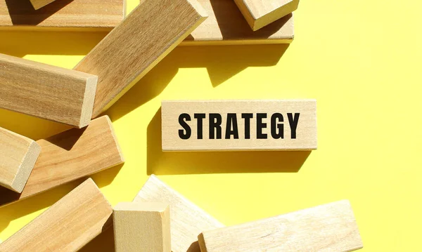 Strategy Text Geschrieben Auf Einem Holzblock Auf Gelbem Hintergrund Geschäftskonzept — Stockfoto