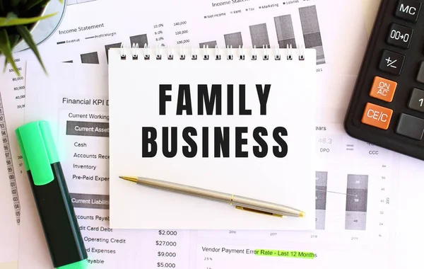 Notitieblok Met Tekst Family Business Een Witte Achtergrond Buurt Van — Stockfoto