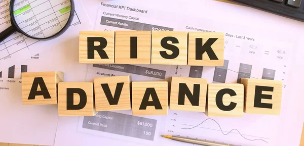 Cubos Madeira Com Letras Mesa Escritório Texto Risk Advance Conceito — Fotografia de Stock