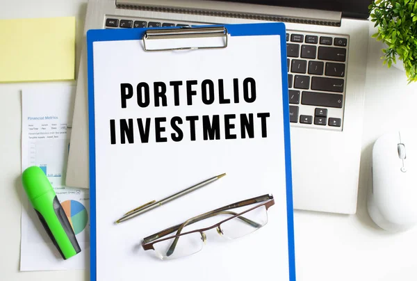 Workplace Laptop Folder Stationery Graph Table Folder Text Portfolio Investment — Stock Photo, Image