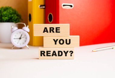 Birbiri üzerine istiflenmiş tahta küpler 