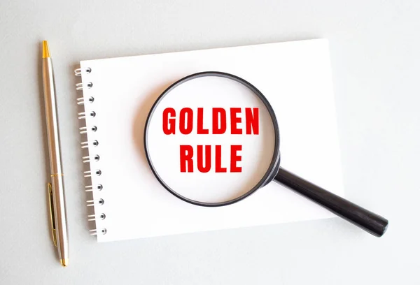 Szkło Powiększające Spoczywa Podkładce Pokazuje Golden Rule Białej Stronie Obok Obrazek Stockowy