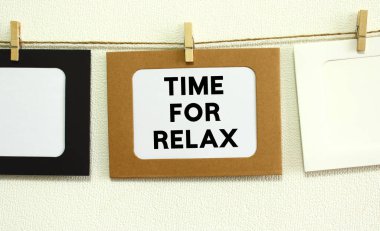 Kraft kağıt çerçeve beyaz arka planda asılı boşluk. Çerçevede dinlenme zamanı yazılı.