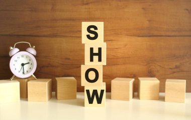 Kahverengi zemin üzerinde dikey olarak dizilmiş dört tahta küp 