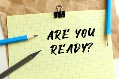 Buruşuk kraft kağıdının üzerine sarı bir kağıt üzerine yazı yazmaya hazır mısın? Kalem ve ataç..