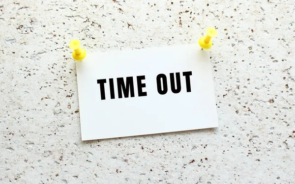 Time Out Jest Zapisany Karcie Przymocowanej Białej Teksturowanej Ściany Pomocą — Zdjęcie stockowe