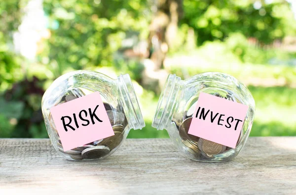 Frascos Vidro Com Moedas Inscrições Risk Invest Estão Uma Mesa — Fotografia de Stock