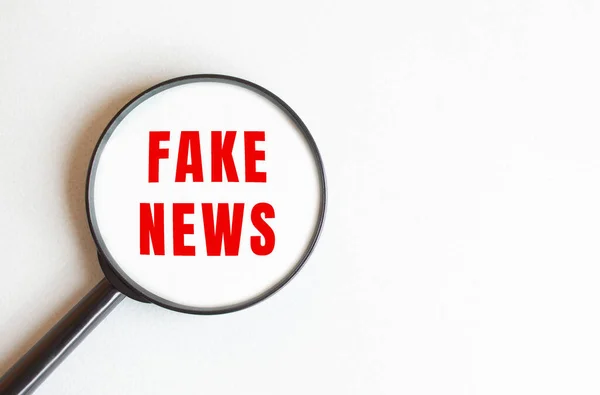 Testo Fake News Scritto Sfondo Grigio Abbiamo Letto Attraverso Una — Foto Stock