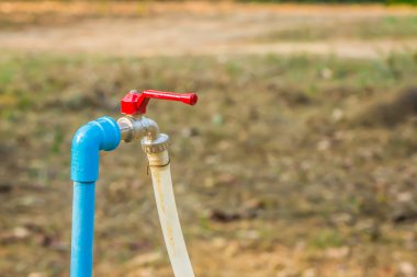 Kırmızı musluk ve mavi Pvc boru