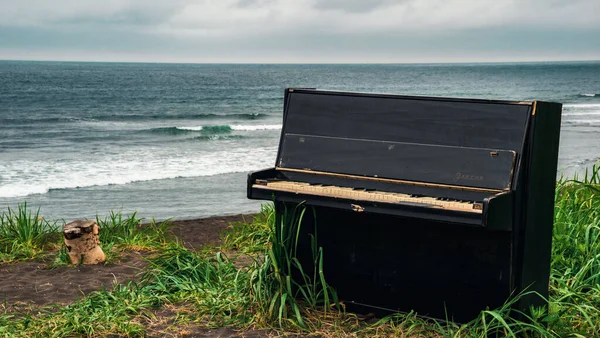 La playa Kamchatka halaktyrsky. Piano en la orilla del Océano Pacífico — Foto de Stock