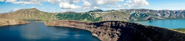 Kamchatka. Panorama del lago en el cráter del volcán Ksudach. Parque Natural de Kamchatka del Sur. — Foto de Stock
