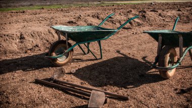 El arabaları ile tarlada çalışan bir adam. Ekolojik organik tarım, kırsal, köyler, tarım ve bahçe işleri.