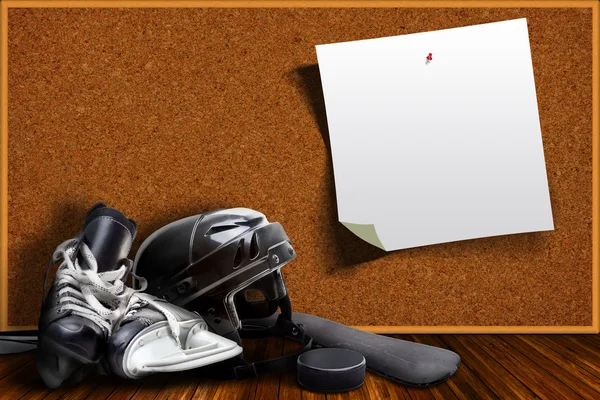 Equipo de hockey sobre hielo y placa de corcho Copiar espacio — Foto de Stock