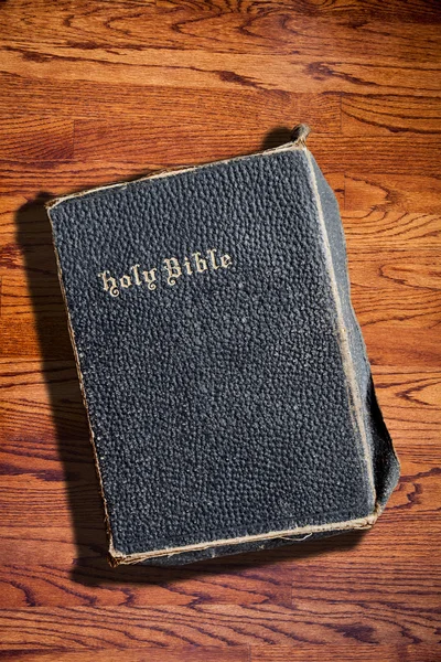 Antigua Biblia Rugged Holy sobre fondo de textura de madera — Foto de Stock