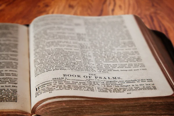 King James Bible Book of Psalms on Rustic Wooden Background — Stock Photo, Image