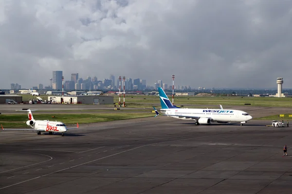 Airplanes at YYC Calgary International Airport — Stock Photo, Image